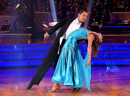 Elisabetta Canalis: Nuova puntata di “Dancing with the stars”, da penultima passa ai vertici