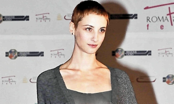 Francesca Inaudi: Look audace, al Roma Fiction Fest attira i fotografi