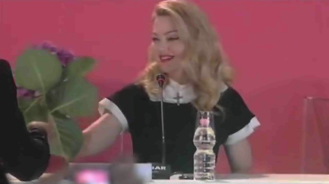 Madonna: Fan le regala un’ortensia enorme e lei non nasconde il suo disgusto (video)