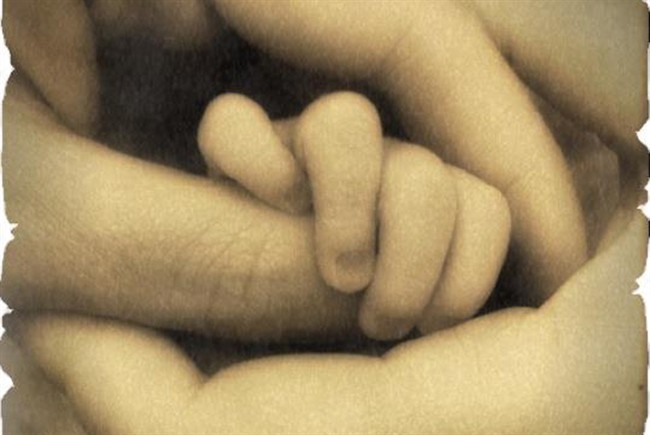Francesco Facchinetti: Papà di Mia posta su Facebook la manina della figlia