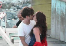 Riccardo Scamarcio e Clara Ponsot: Paparazzati fuori dal set durante un bagno notturno