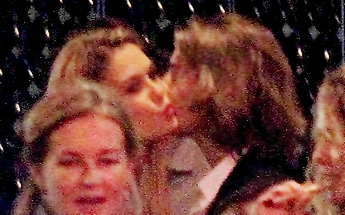Bar Refaeli: Paparazzata in un bacio appassionato con Pierre Sarkozy (foto)