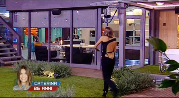 Oops Grande Fratello 12: Caterina Siviero dimentica mutandine e reggiseno