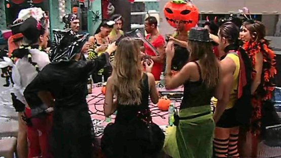 Grande Fratello 12: Halloween, donne in festa e via alle danze