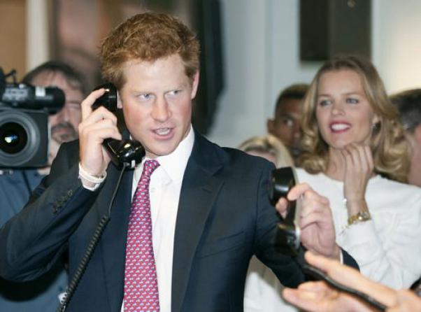Il principe Harry: Perde la testa per la sexy cameriera Jes, sosia di Kate Middleton