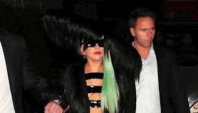 Lady Gaga: Gossip, mostra le gambe e si copre di piume (foto)