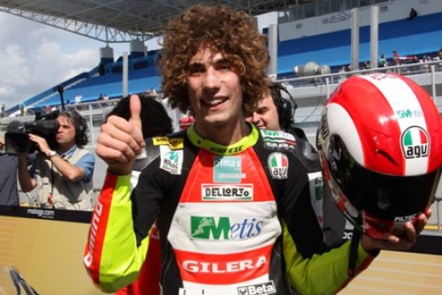 Marco Simoncelli: Muore in pista in seguito a un incidente terribile in Malesia