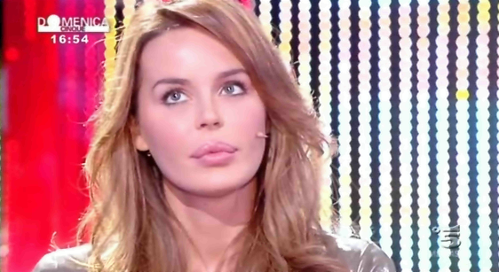 Nina Moric: A Domenica Cinque “Stimo Belen… perchè vuole bene a Carlos”