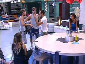 Grande Fratello 12: Luca contro Amedeo “Io non ti temo, ti distruggo!”