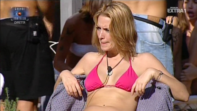 Grande Fratello 12: Valeria ha una crisi d’ansia e Kiran la conforta