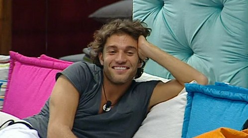 Grande Fratello 12: Amedeo e il flirt con Floriana “L’ho baciata fuori dalla casa”