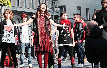 Laura Pausini: Flash mob in Piazza Duomo a Milano per presentare il nuovo album “Inedito”