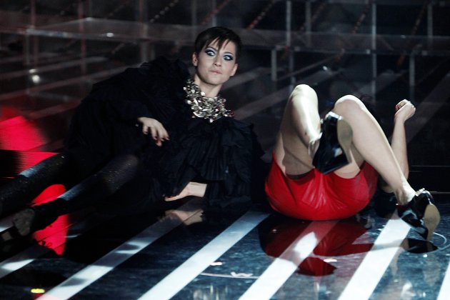 X-Factor 5: Arisa perde l’equilibrio e cade sul palco (foto e video)