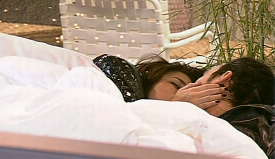 Grande Fratello 12: Martina e Fabrizio effusioni sotto le coperte