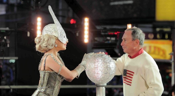 Lady Gaga: A Capodanno scalda il pubblico newyorkese baciando il sindaco (video)