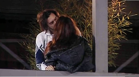 Grande Fratello 12: Monica e Fabrizio si baciano appassionatamente