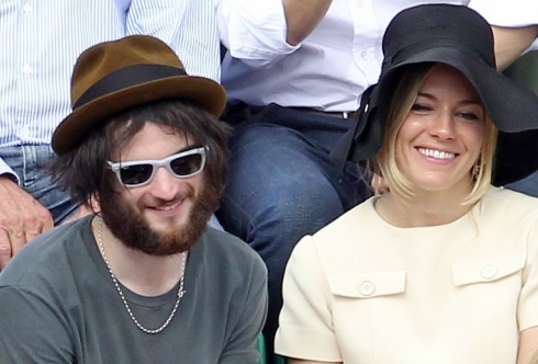 Sienna Miller: E’ incinta, quasi un anno di relazione con Tom Sturridge e matrimonio in arrivo!