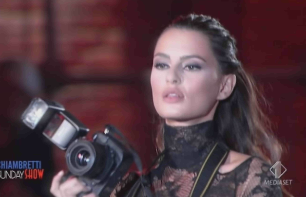 Chiambretti Sunday Show: La sexy fotografa è la rumena Catrinel Menghia Marlon