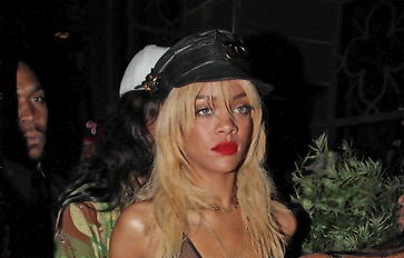 Rihanna: Cambia look e torna con Chris Brown (foto e video)