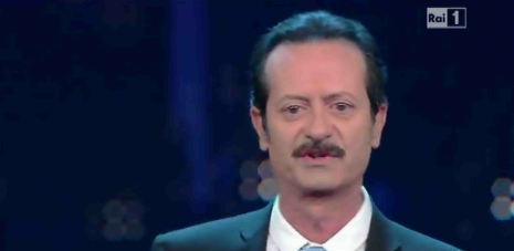 Rocco Papaleo: Attento alla “patta”! La scalinata dell’Ariston colpisce ancora (video)