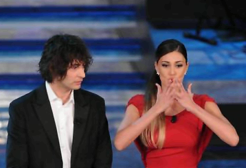 Belen Rodriguez: Ritira il premio Oscar della Tv e mostra il suo nuovo tatuaggio