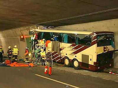 Incidente in Svizzera: Un pullman si schianta contro la parete della galleria, morti 22 bambini