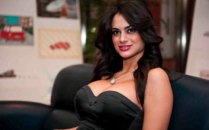 Cristina Del Basso hot: Dopo il calendario posa di nuovo con il seno scoperto Cristina Del Basso senza veli
