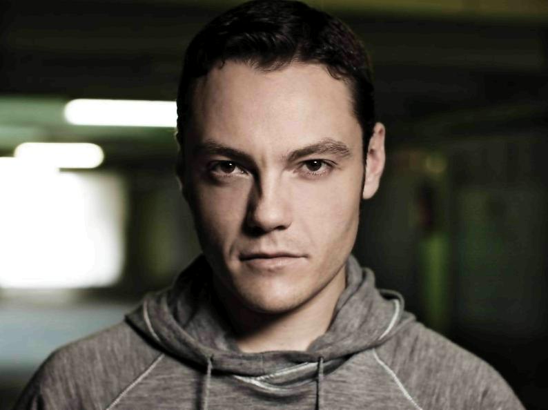 Tiziano Ferro : Sugli scaffali dei negozi di musica Tiziano Ferro in libreria