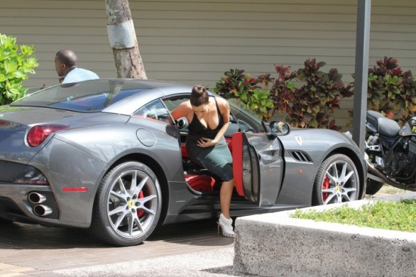 Kim Kardashian gossip: Oltre 100 foto su Twitter