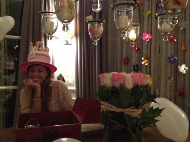 Belen Rodriguez compleanno: Festa in casa, su facebook tutte le foto