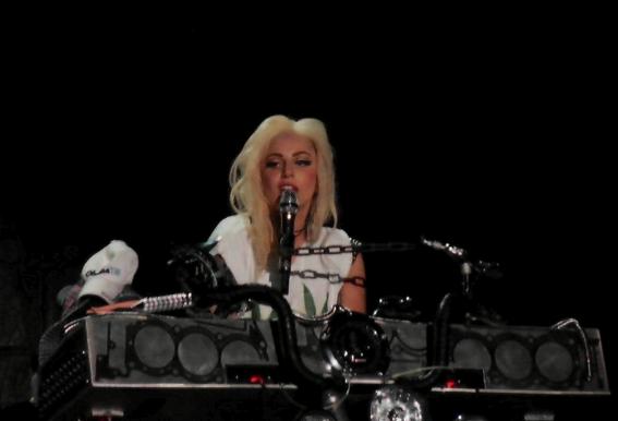 Lady Gaga incinta: Oppure sono chili di troppo?