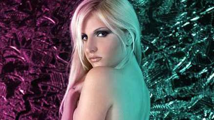 Claudia Parini : Foto hot della modella ex hostess nello stadio del Milan