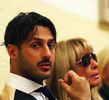 Fabrizio Corona news ultima ora : Niente carcere, in prova ai servizi sociali