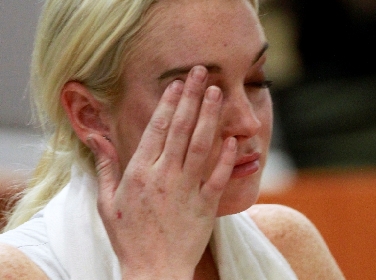 Lindsay Lohan gossip news: Fan le scatta una foto bellissima e poi la aggredisce