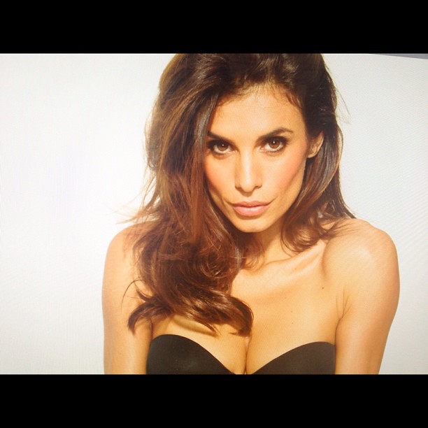 Elisabetta Canalis: Twitter, la professoressa hot salva una leonessa!