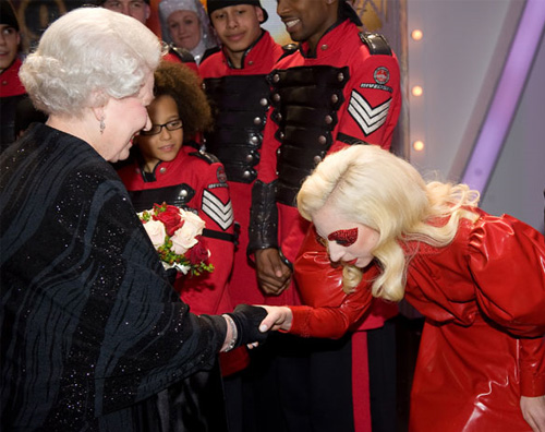 Lady Gaga: Lezioni di galateo da Pippa Middleton lady gaga regina elisabetta