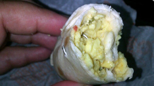 Mc Donald’s: Ordina un burrito e ci trova un anello di ferro (video) mc donald's burrito anello