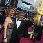 George Clooney e Stacy Keibler red carpet oscar 2013
