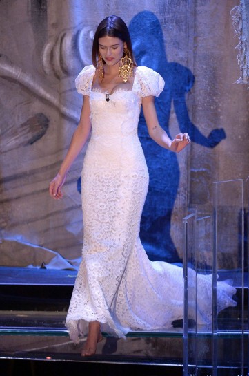 Bianca Balti: A Sanremo indossa abiti Dolce & Gabbana foto