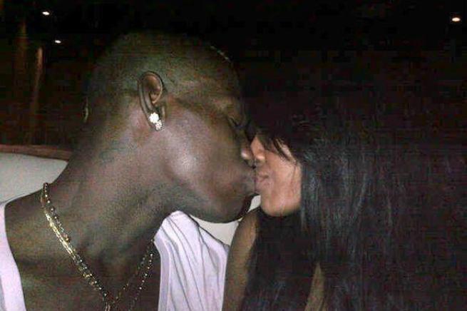 Mario Balotelli: Posta su Twitter bacio con una ragazza misteriosa foto