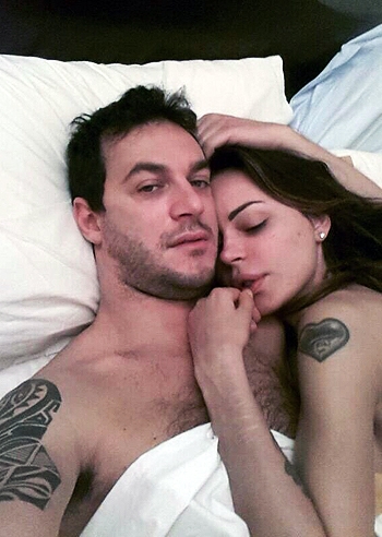 Nina Moric Twitter: A letto con il fidanzato Matteo Bobbi foto