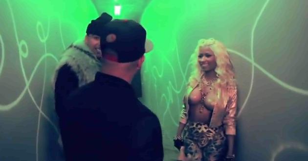 Nicki Minaj: Seno al vento sul set 