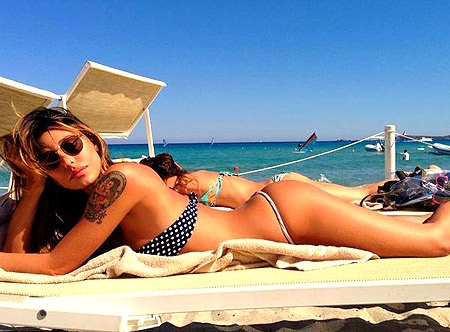 Belen Rodriguez: Bikini mozzafiato sulle spiagge della Sardegna