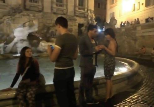 Sara Tommasi fa il bagno nuda nella Fontana di Trevi