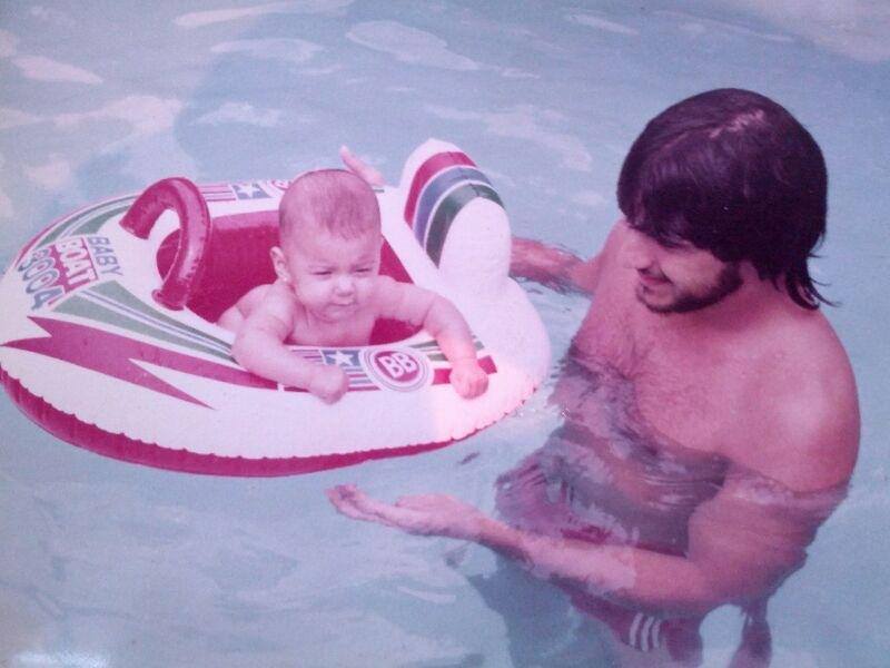 Belen Rodriguez e Santiago in piscina è uguale alla foto da piccola con suo padre
