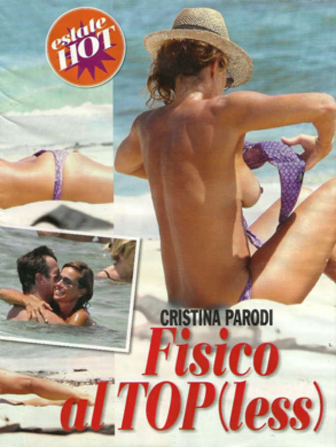 Cristina Parodi seno di fuori al mare in vacanza a Formentera