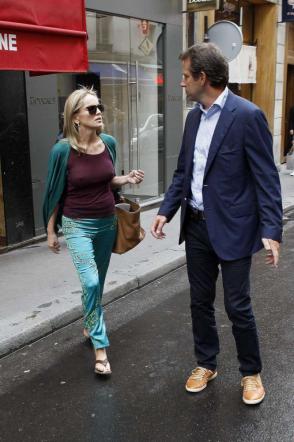 Sharon Stone hot a Parigi: Senza reggiseno a spasso con il figlio 