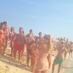 valeria marini con i fan estate 2013 vacanze in sardegna foto