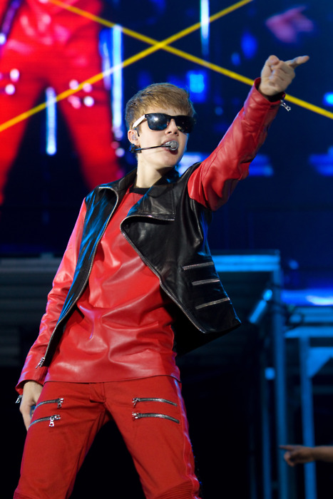 Justin Bieber durante il concerto a San Paulo colpito da una bottiglietta