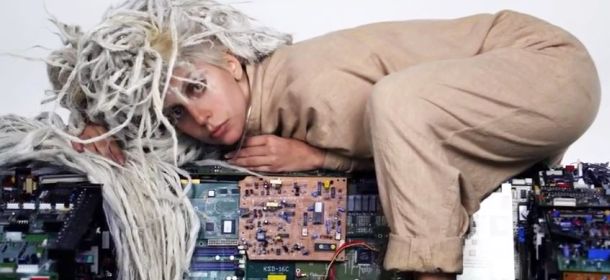 Lady Gaga celebra il suo disco dei record Artpop con un breve film